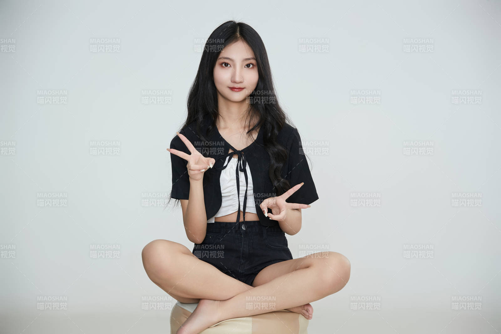 白色背景下做各種面部表情的可愛(ài)亞洲少女