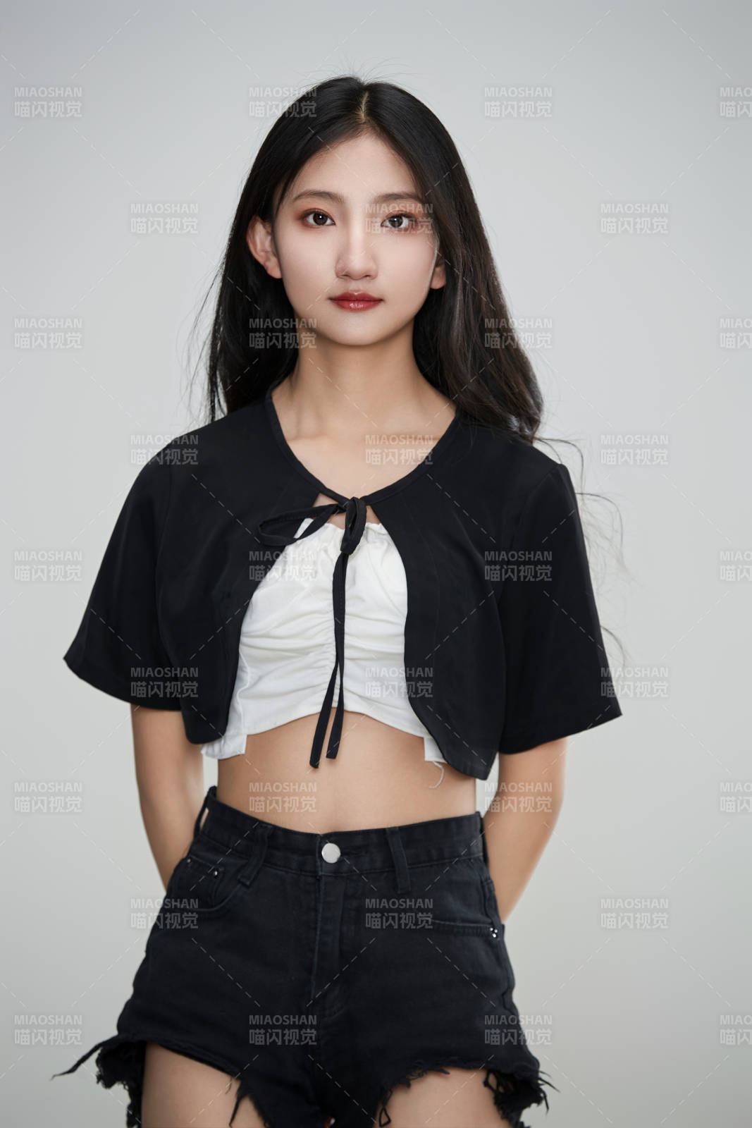 白色背景下做各種面部表情的可愛亞洲少女