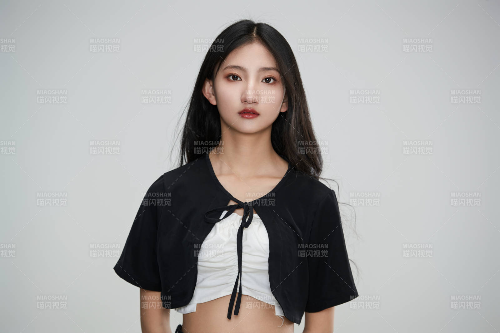 白色背景下做各種面部表情的可愛亞洲少女