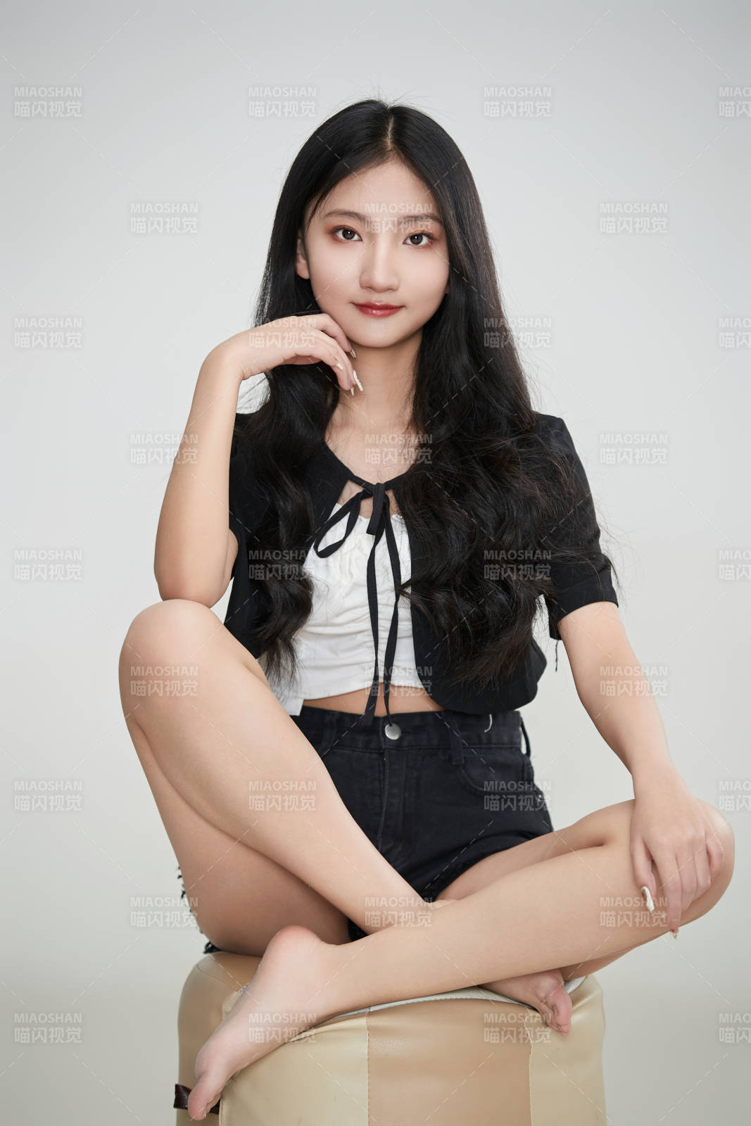 白色背景下做各種面部表情的可愛亞洲少女