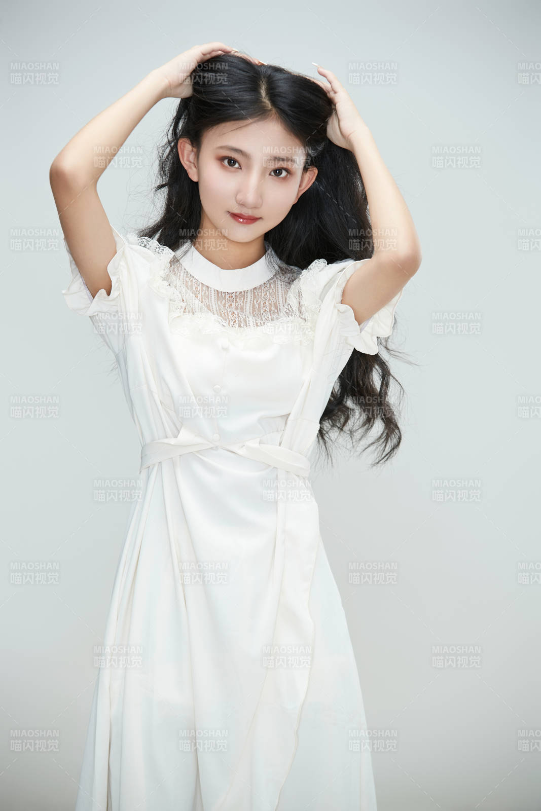 白色背景下身穿連衣裙的清純少女