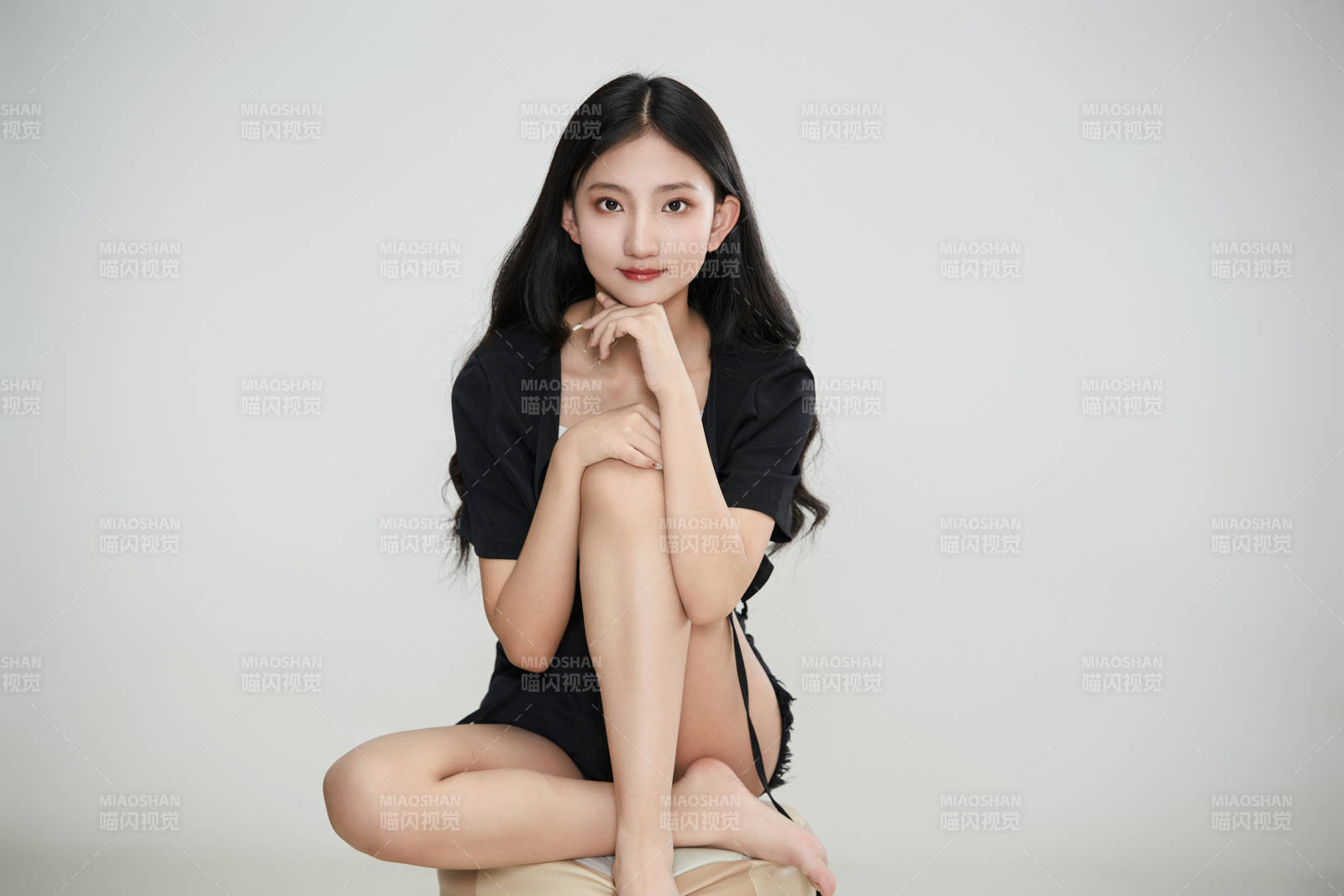 白色背景下做各種面部表情的可愛亞洲少女