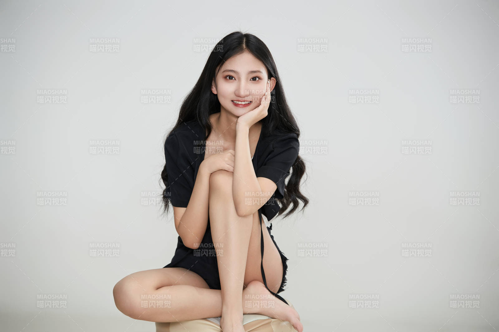 白色背景下做各種面部表情的可愛亞洲少女