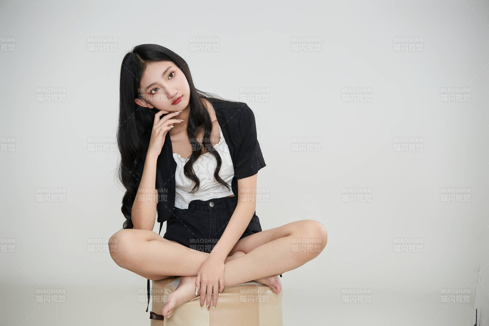 白色背景下做各種面部表情的可愛亞洲少女