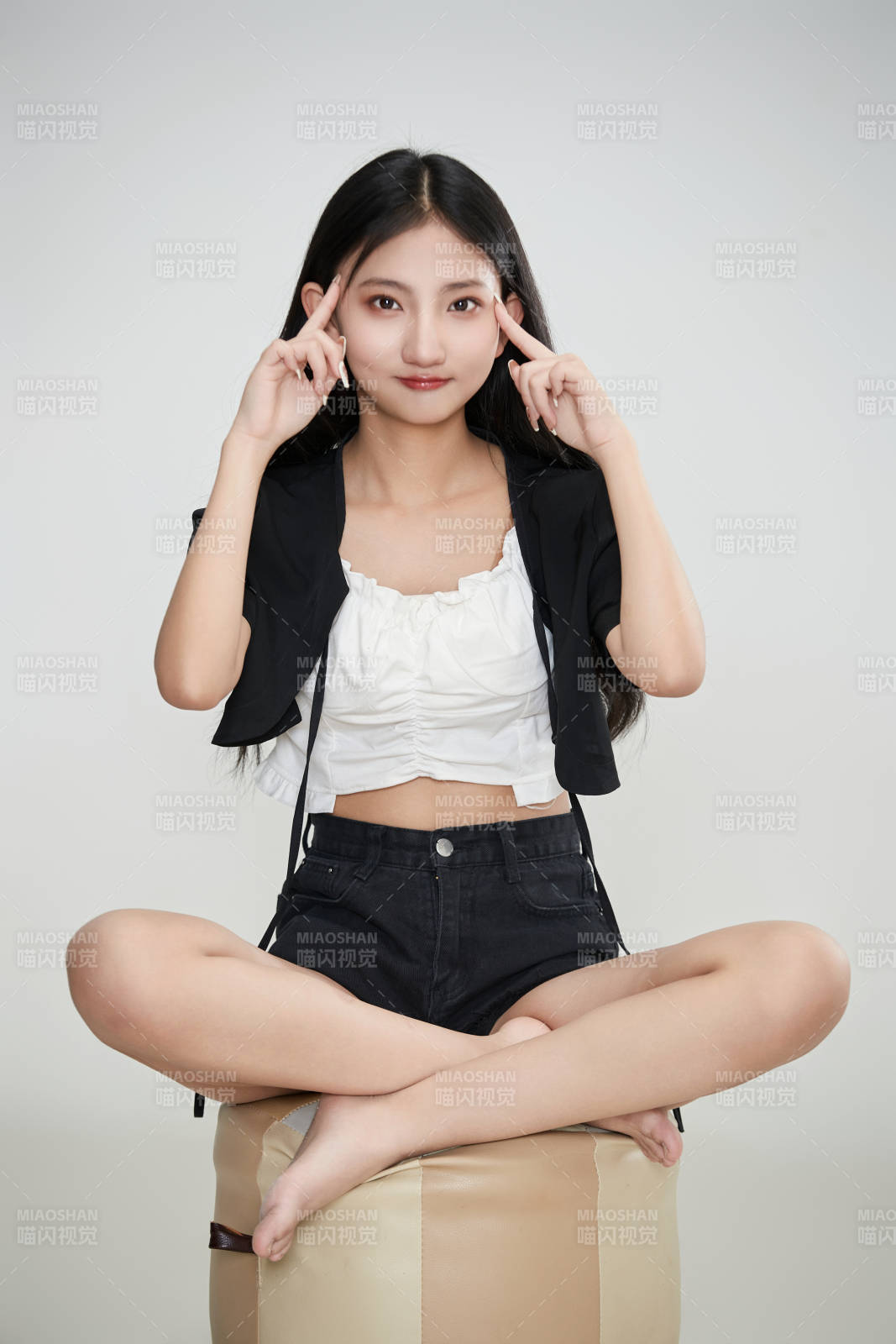 白色背景下做各種面部表情的可愛亞洲少女