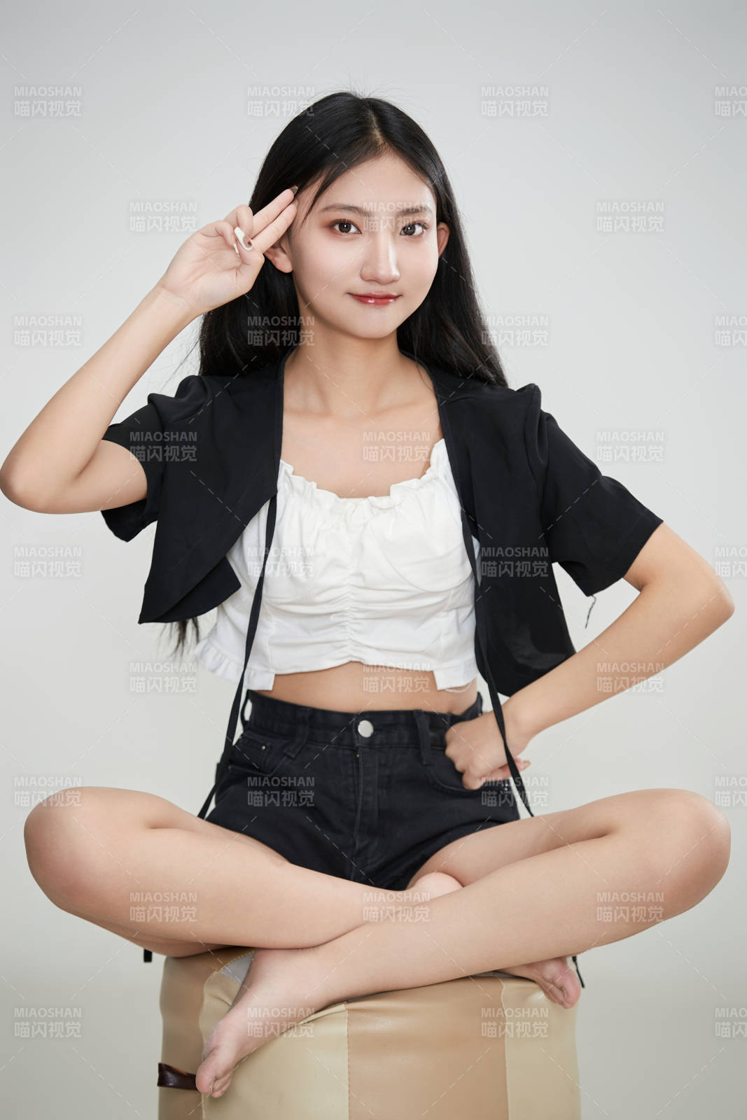 白色背景下做各種面部表情的可愛亞洲少女