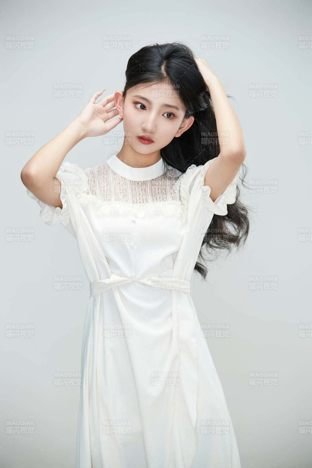 白色背景下身穿連衣裙的清純少女