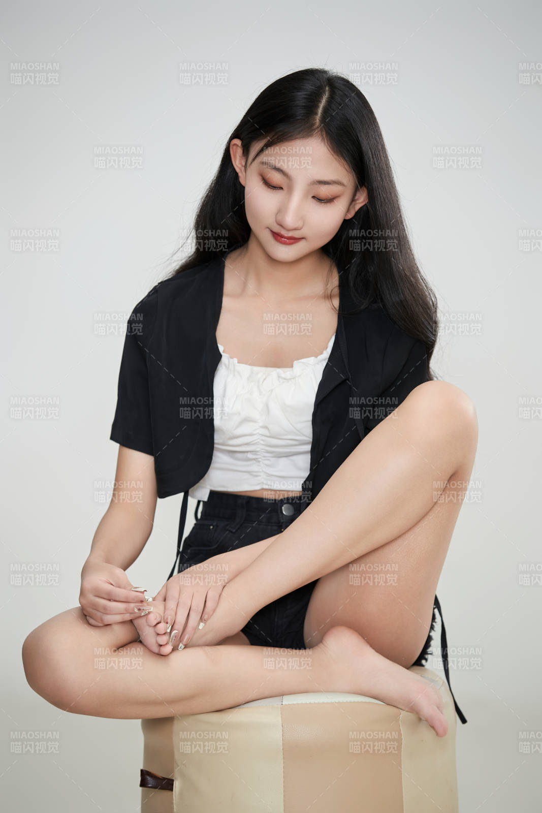 白色背景下做各種面部表情的可愛亞洲少女