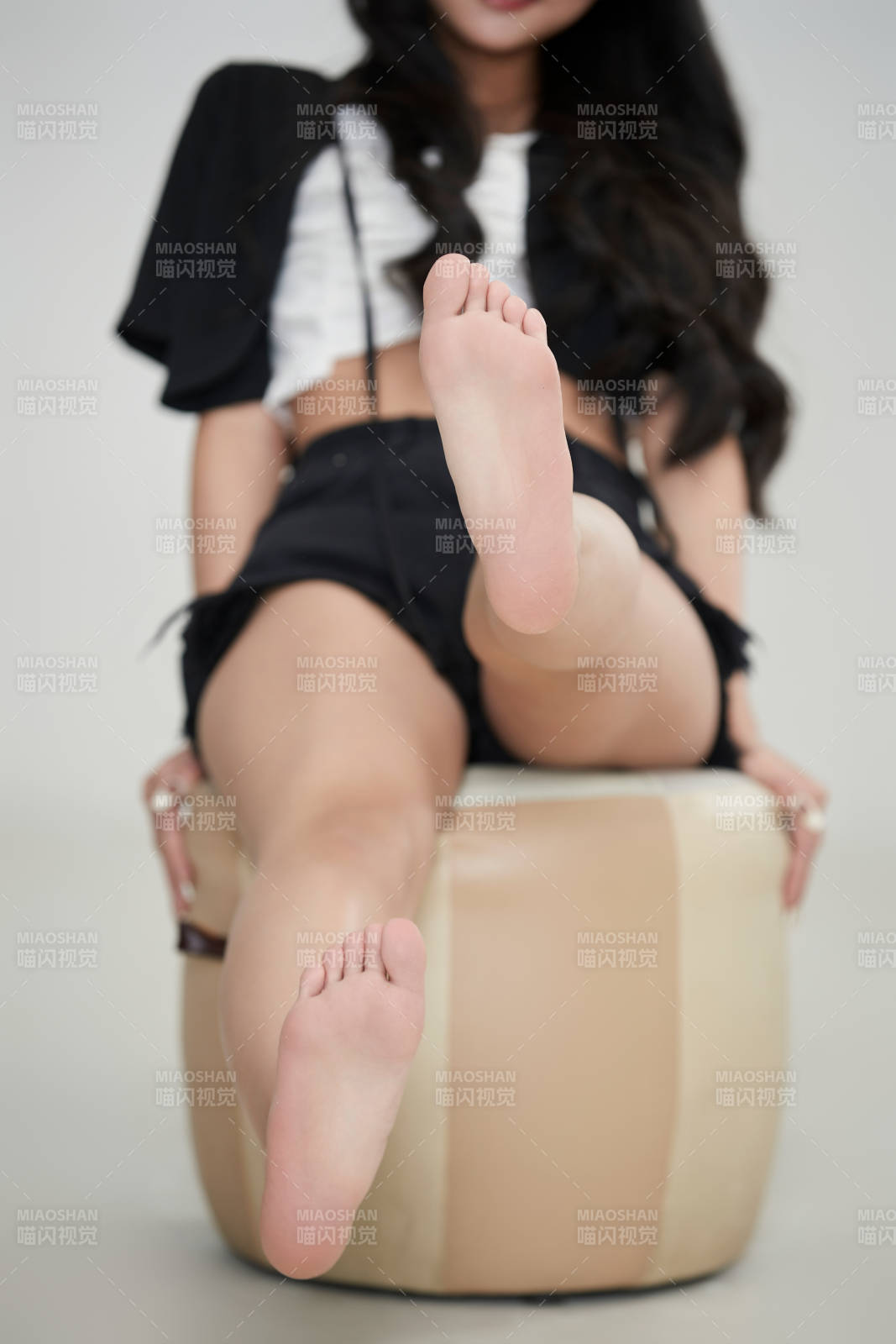 白色背景下做各種面部表情的可愛亞洲少女