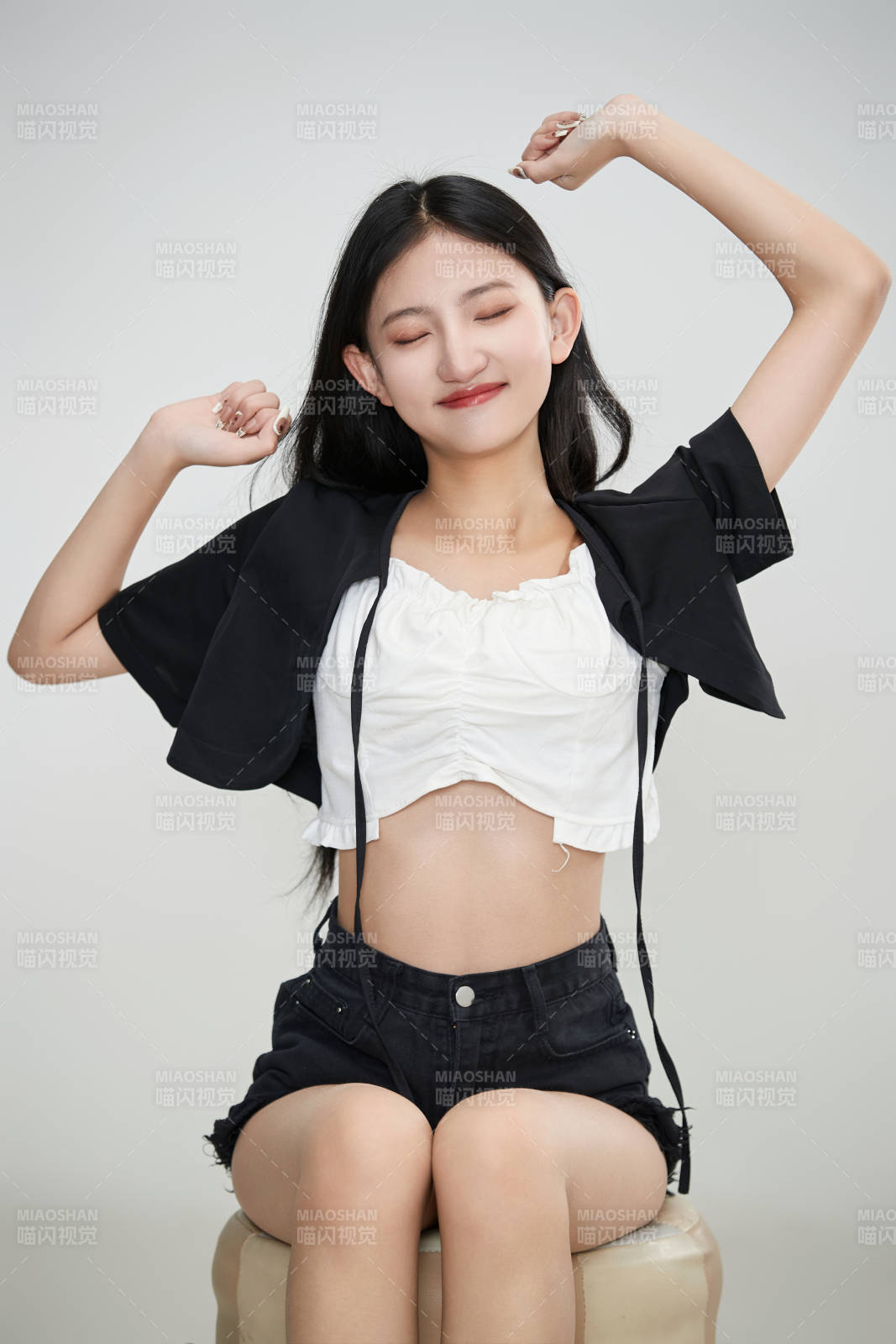 白色背景下做各種面部表情的可愛亞洲少女