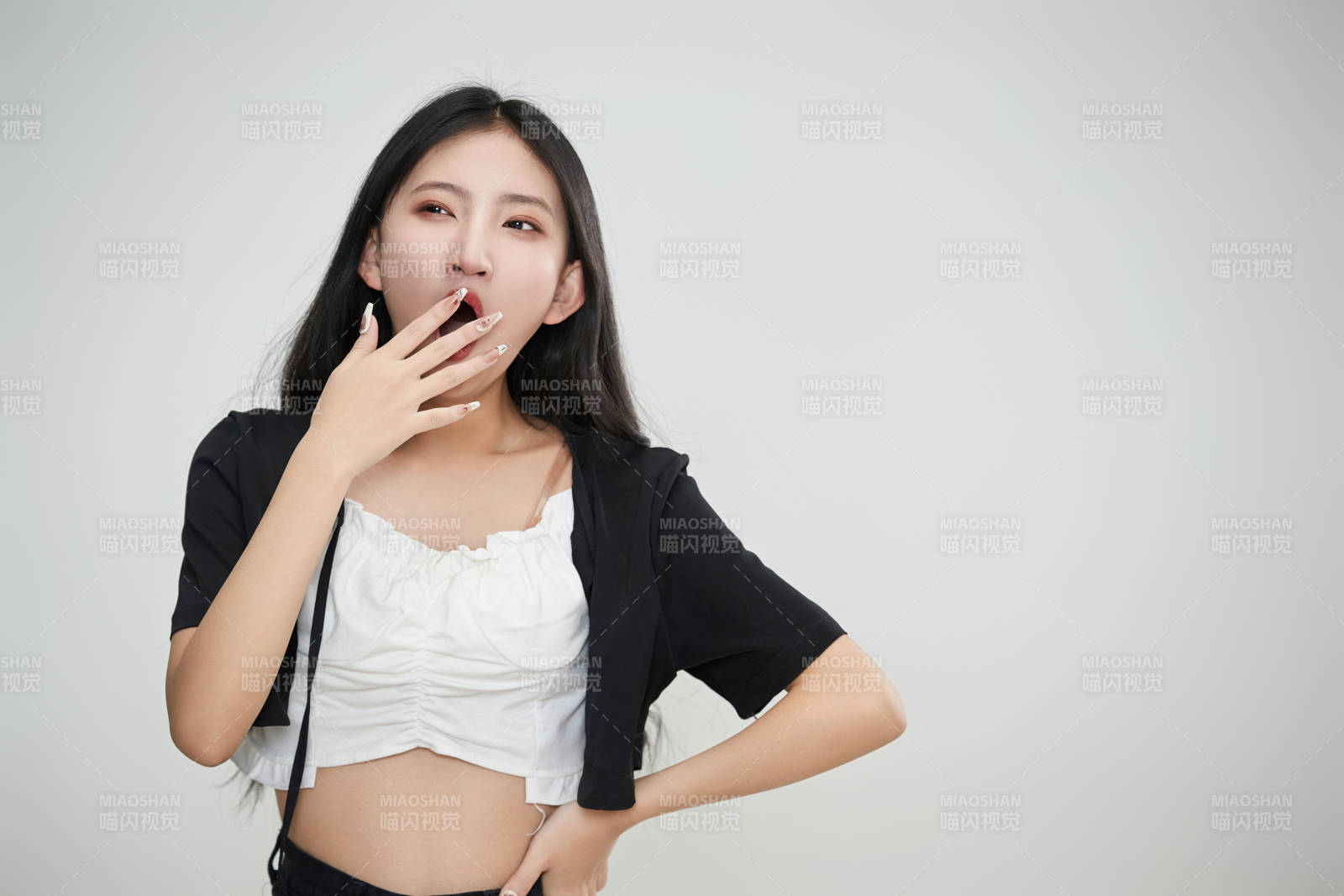 白色背景下做各種面部表情的可愛亞洲少女
