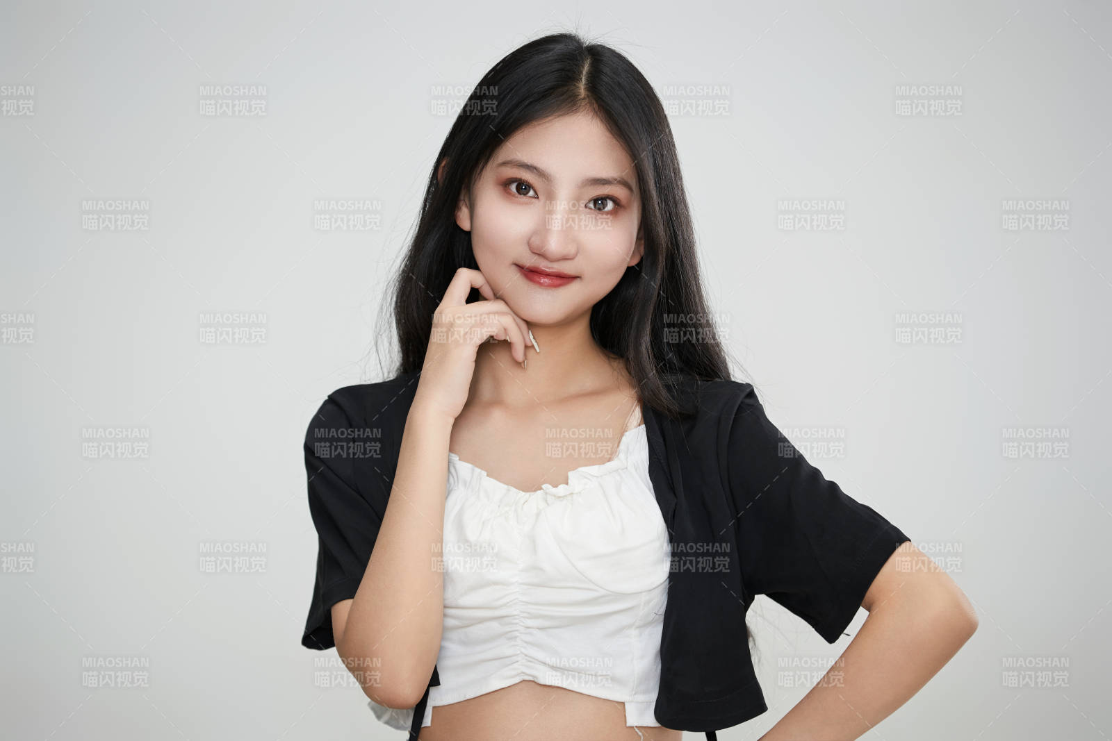 白色背景下做各種面部表情的可愛亞洲少女