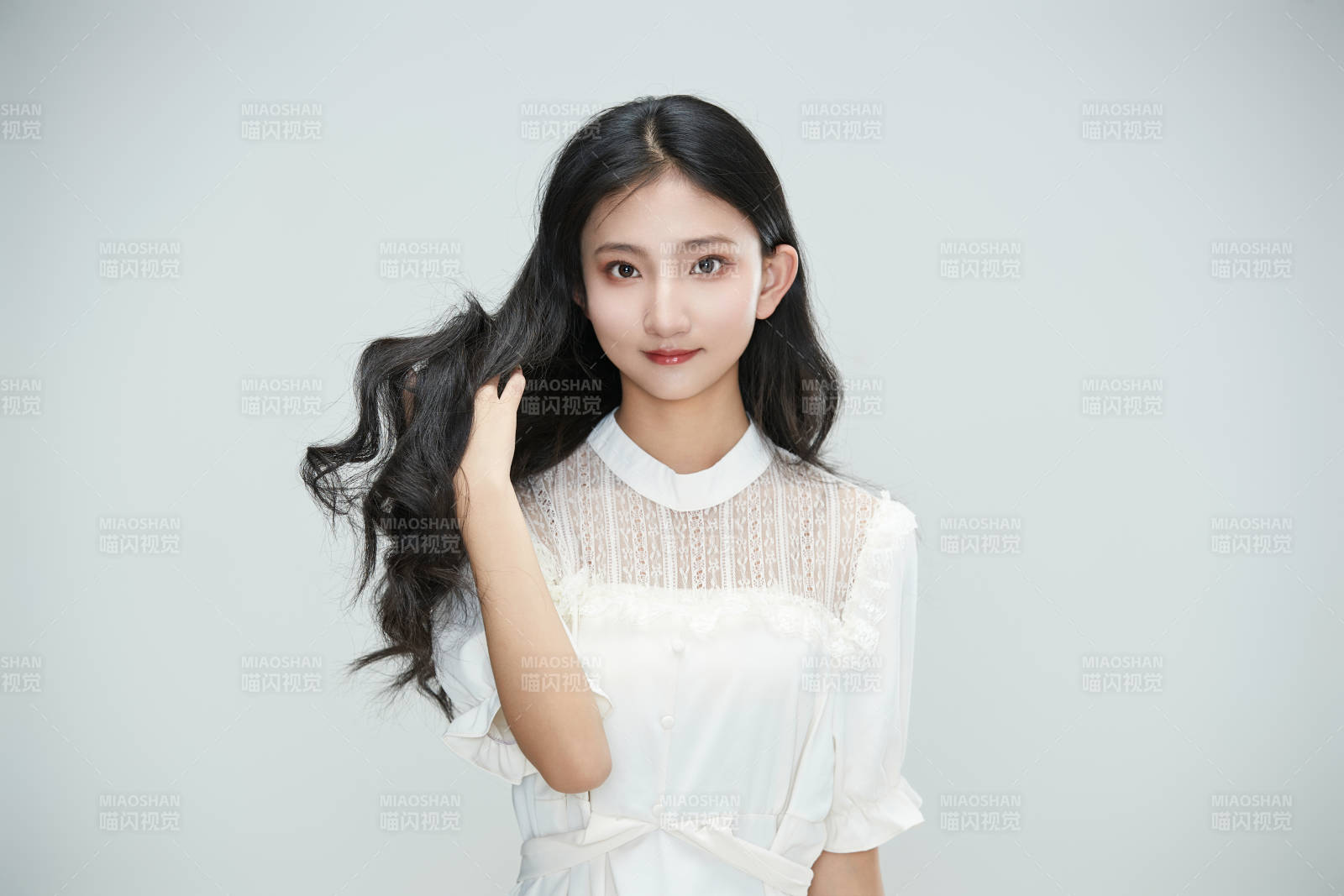 白色背景下身穿連衣裙的清純少女