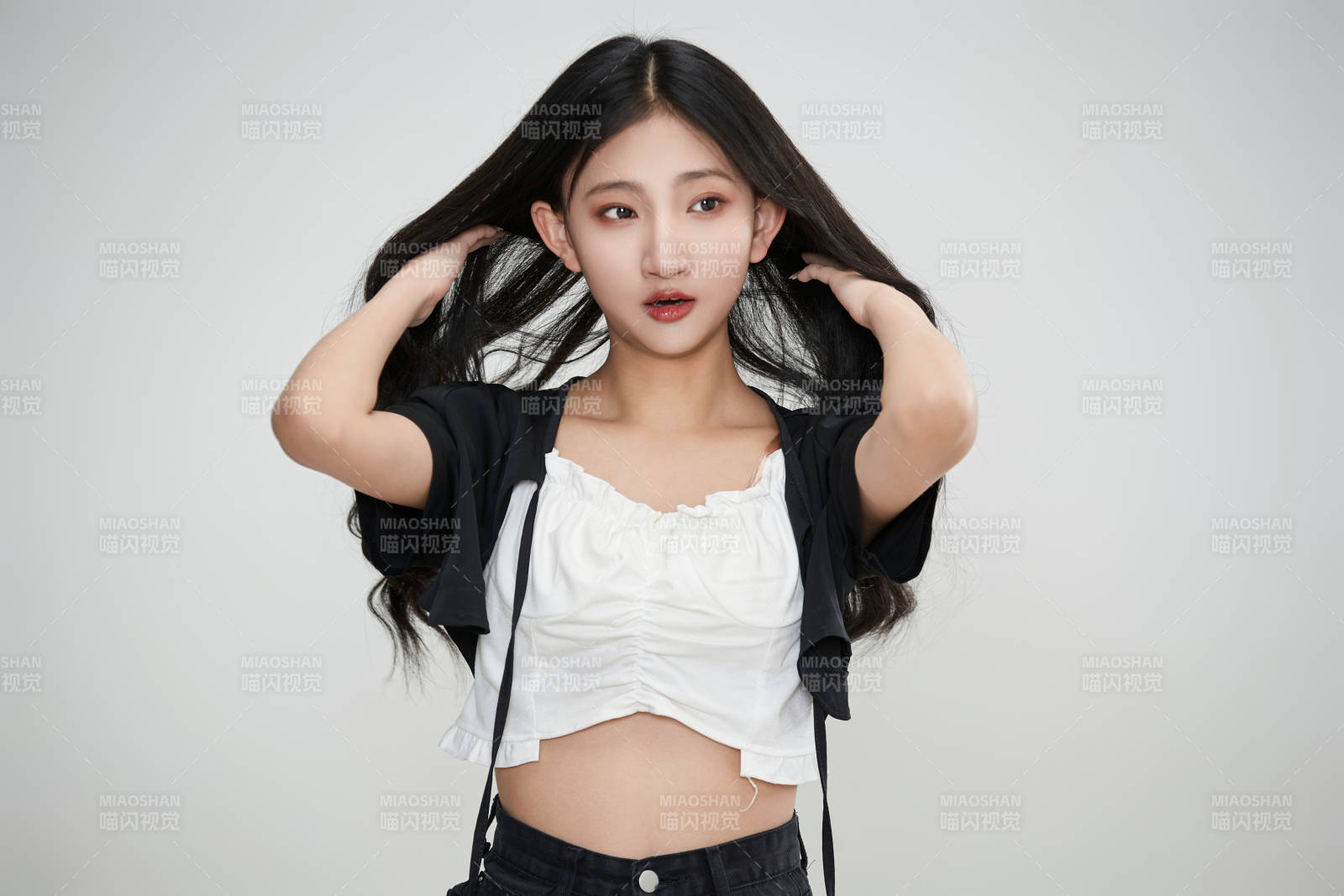 白色背景下做各種面部表情的可愛亞洲少女