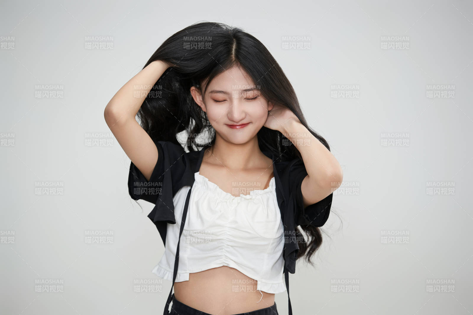 白色背景下做各種面部表情的可愛亞洲少女