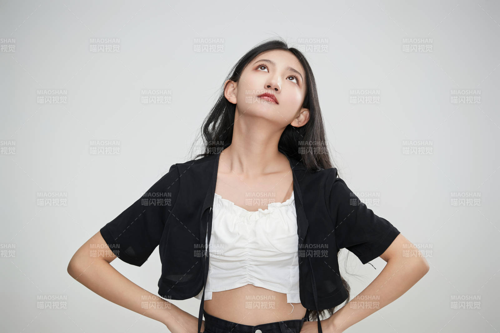 白色背景下做各種面部表情的可愛亞洲少女