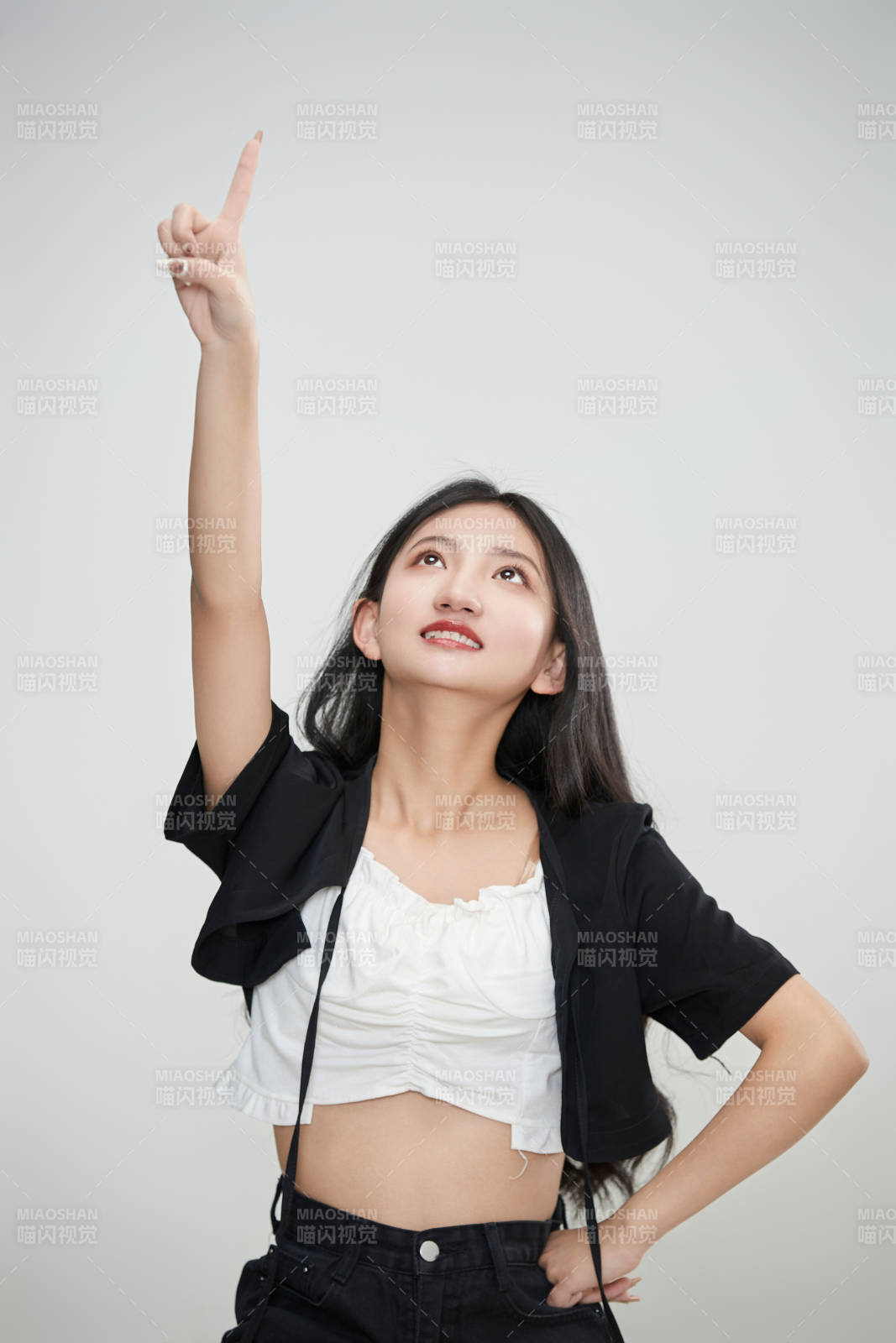 白色背景下做各種面部表情的可愛亞洲少女