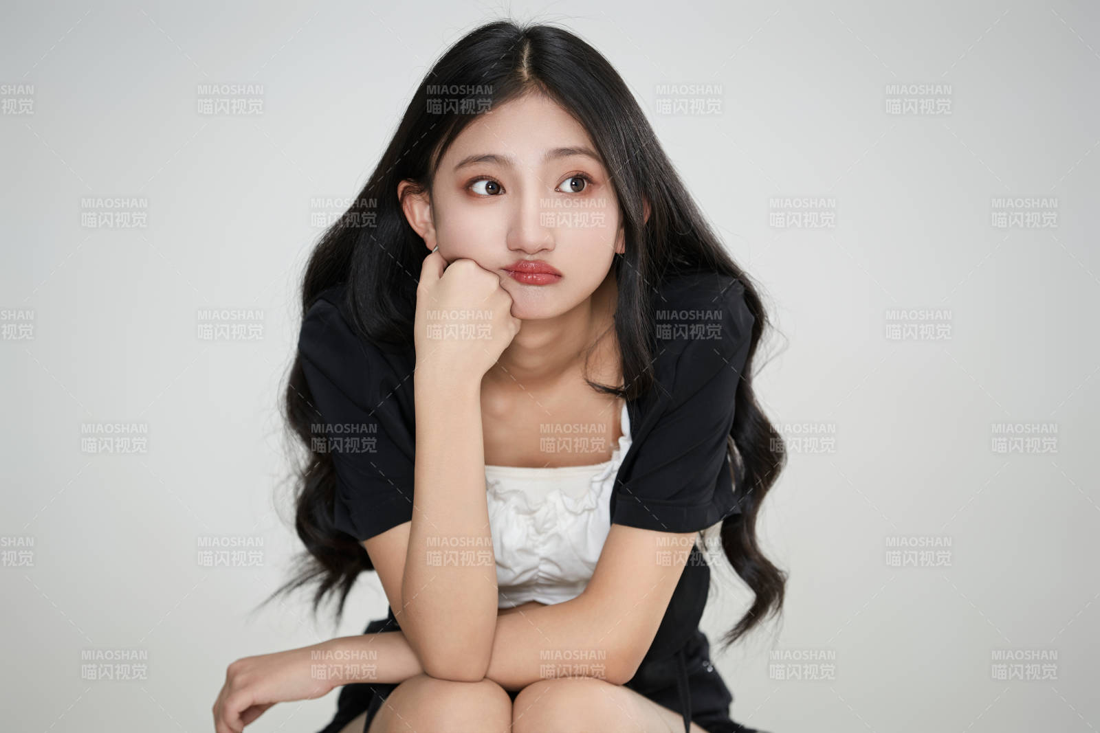 白色背景下做各種面部表情的可愛亞洲少女