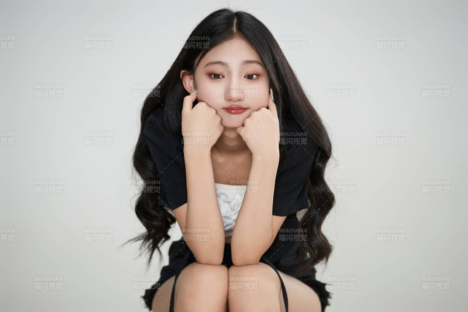 白色背景下做各種面部表情的可愛亞洲少女