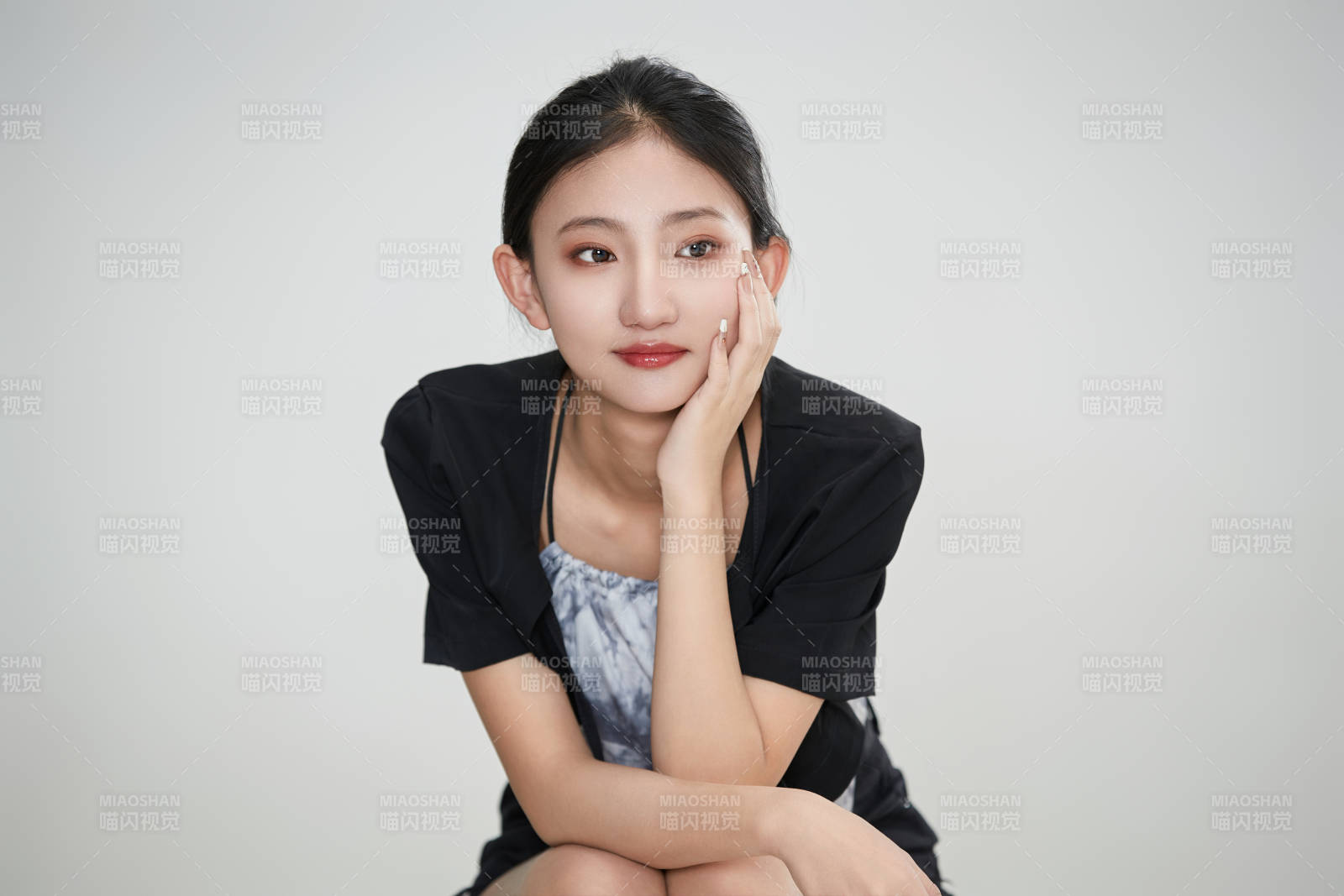 白色背景下做各種面部表情的可愛(ài)亞洲少女