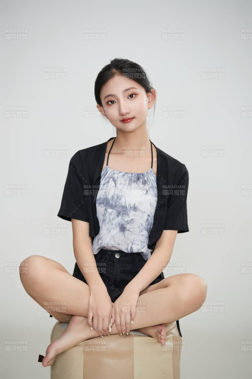 白色背景下做各種面部表情的可愛亞洲少女
