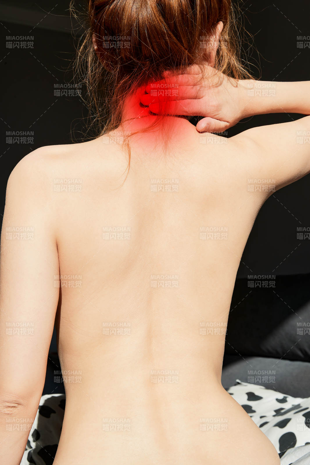 肩頸部位疼痛的亞洲年輕女性