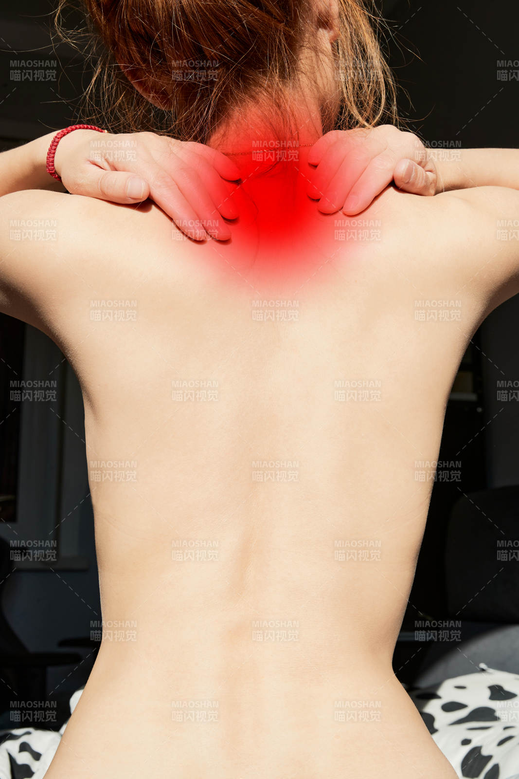 肩頸部位疼痛的亞洲年輕女性