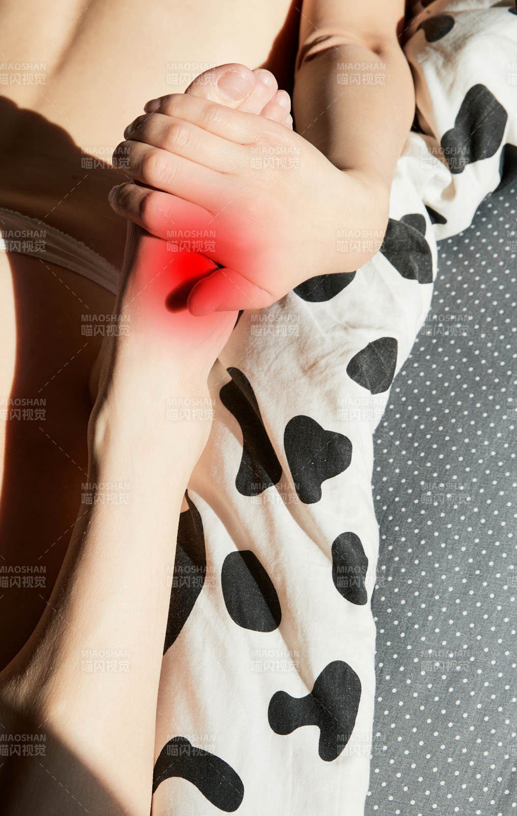 腿足部位疼痛的亞洲年輕女性