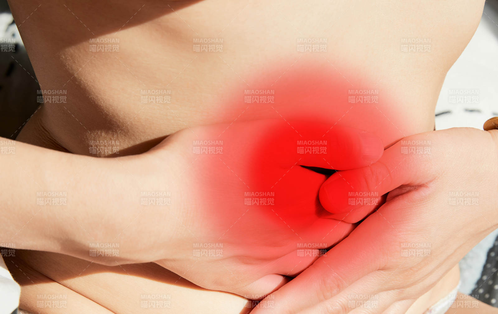 便秘及腸胃問題引起腹部疼痛的女性