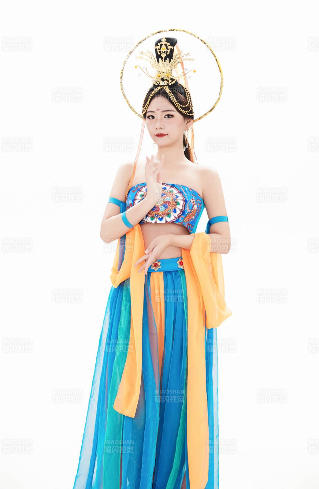 身著唐朝敦煌服飾跳飛天舞蹈的中國少女