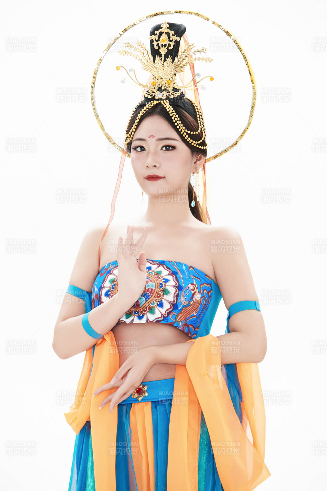 身著唐朝敦煌服飾跳飛天舞蹈的中國(guó)少女