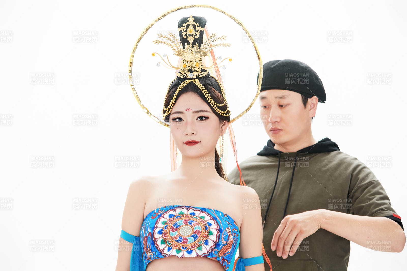 為古裝飛天仙女化妝造型的化妝師與模特