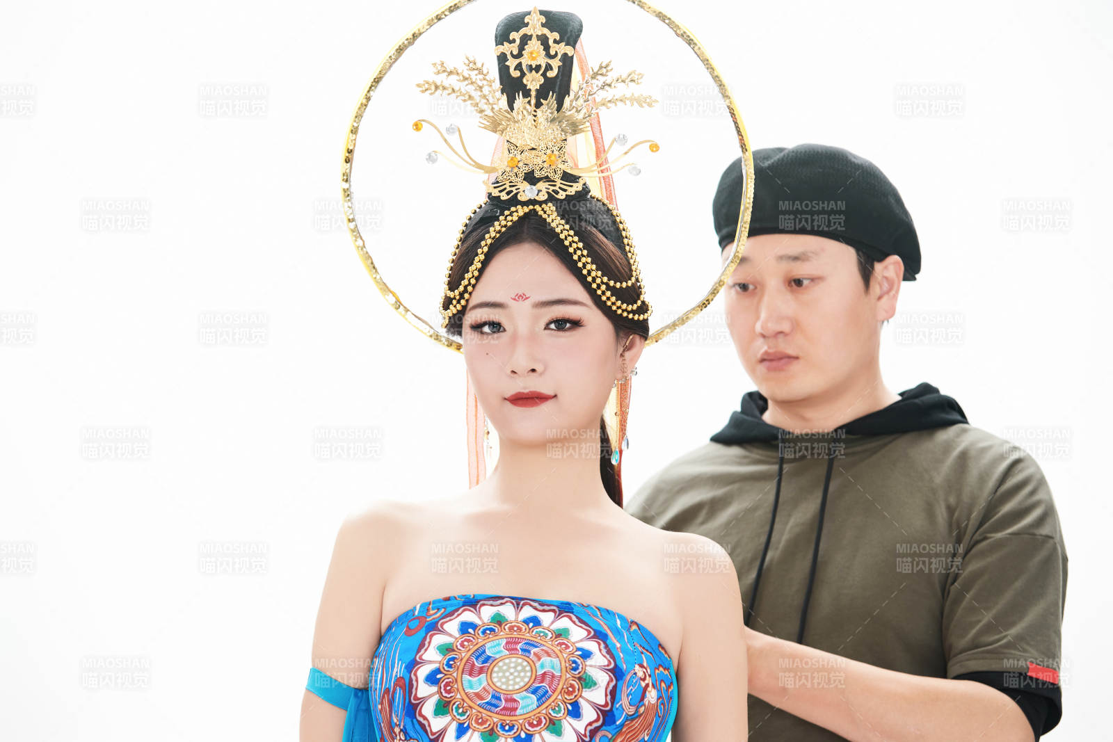 为古装飞天仙女化妆造型的化妆师与模特