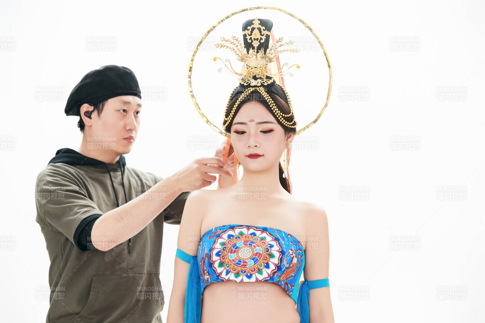 為古裝飛天仙女化妝造型的化妝師與模特