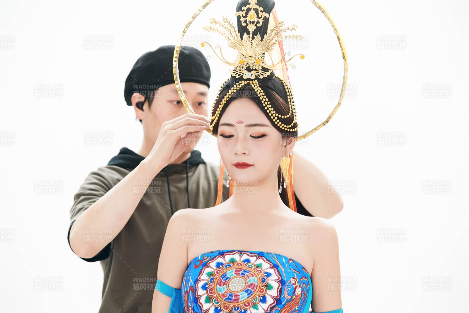 為古裝飛天仙女化妝造型的化妝師與模特