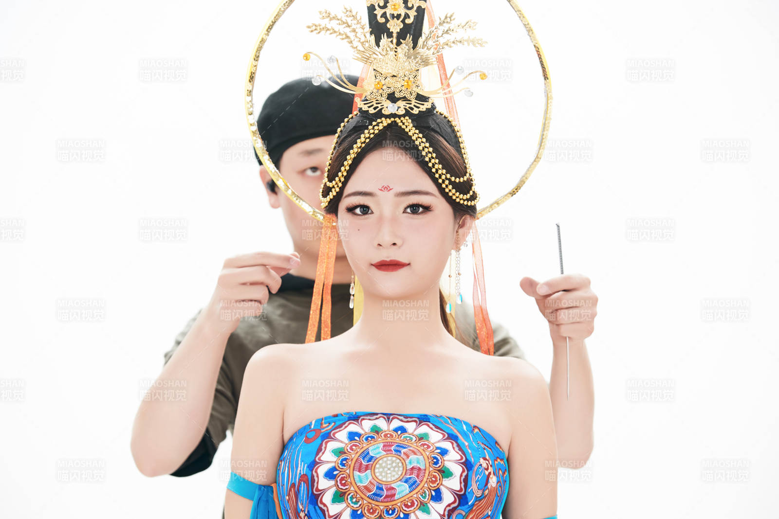 為古裝飛天仙女化妝造型的化妝師與模特