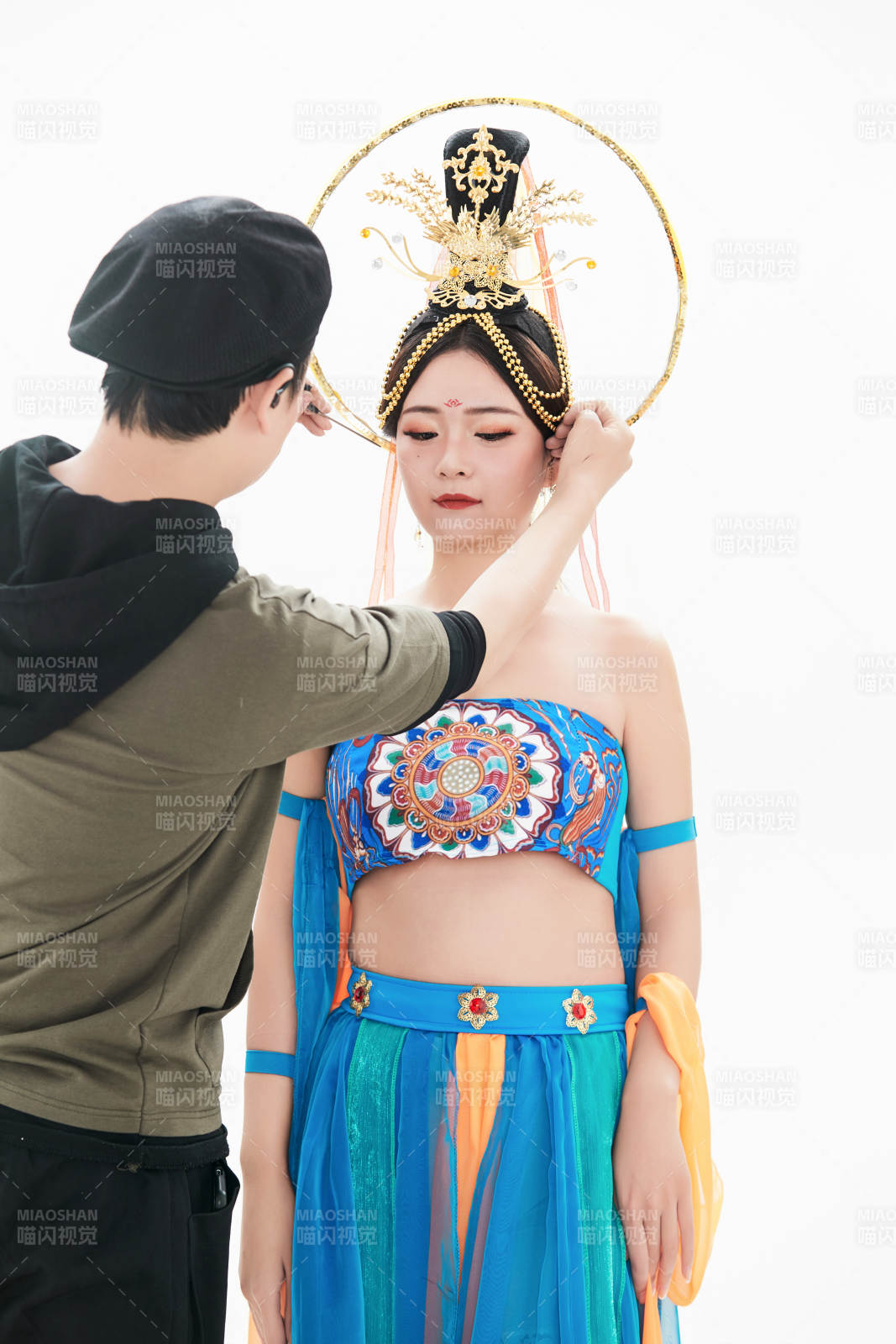 為古裝飛天仙女化妝造型的化妝師與模特