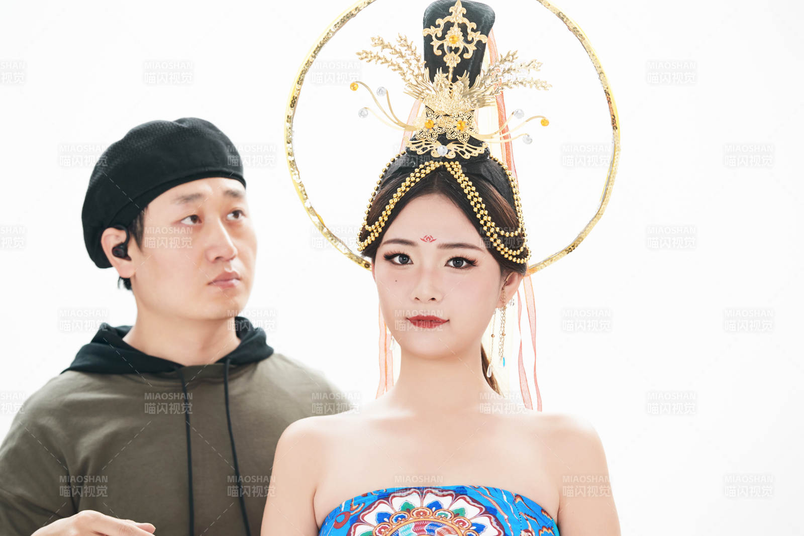 為古裝飛天仙女化妝造型的化妝師與模特