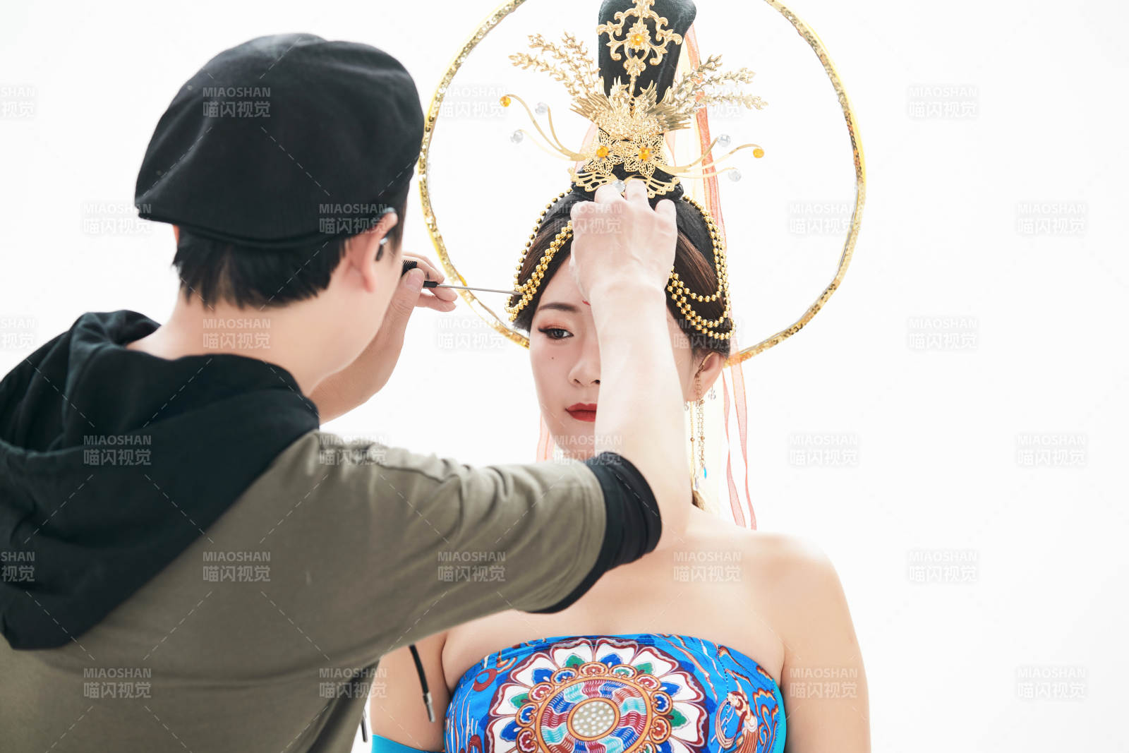 為古裝飛天仙女化妝造型的化妝師與模特