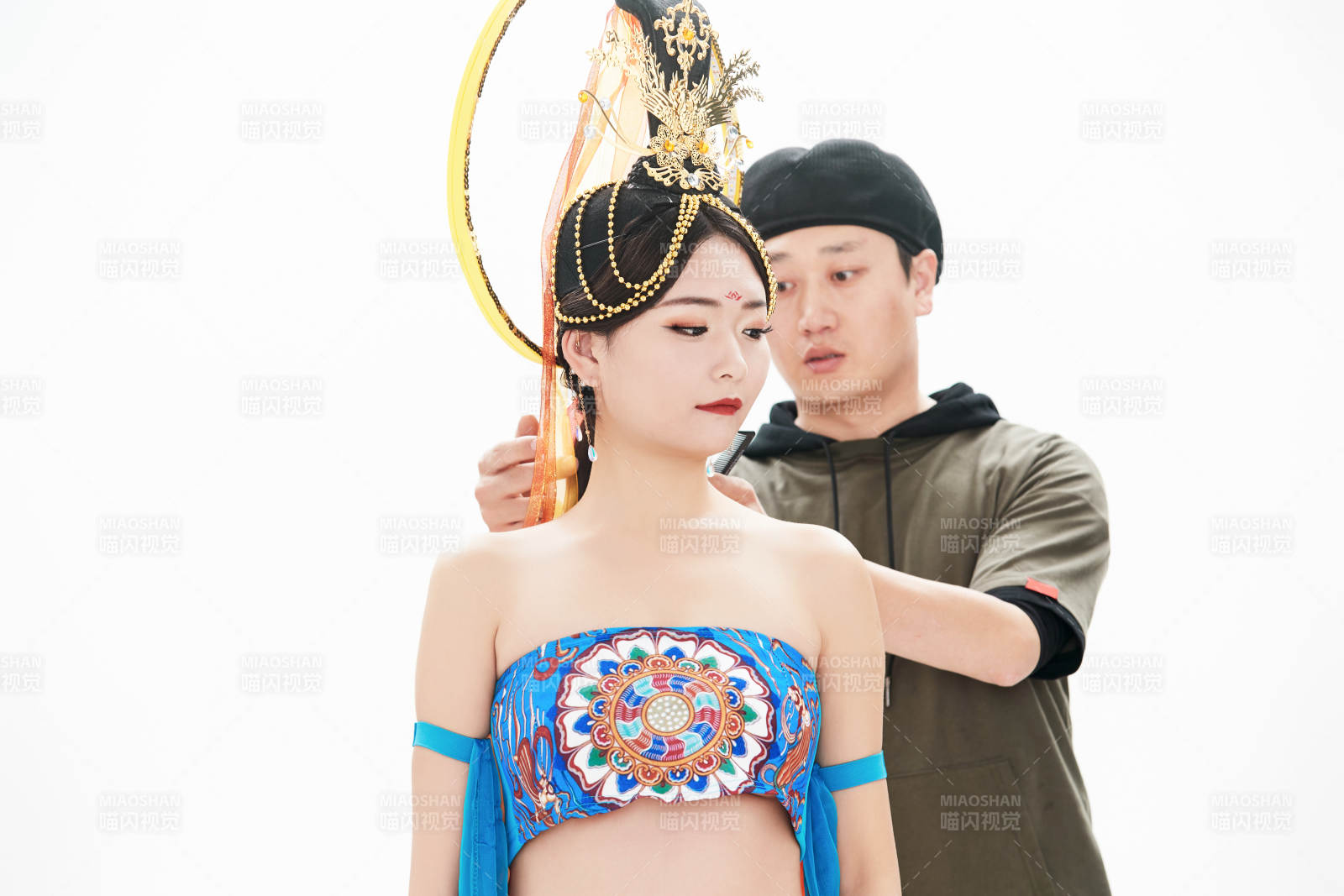 為古裝飛天仙女化妝造型的化妝師與模特