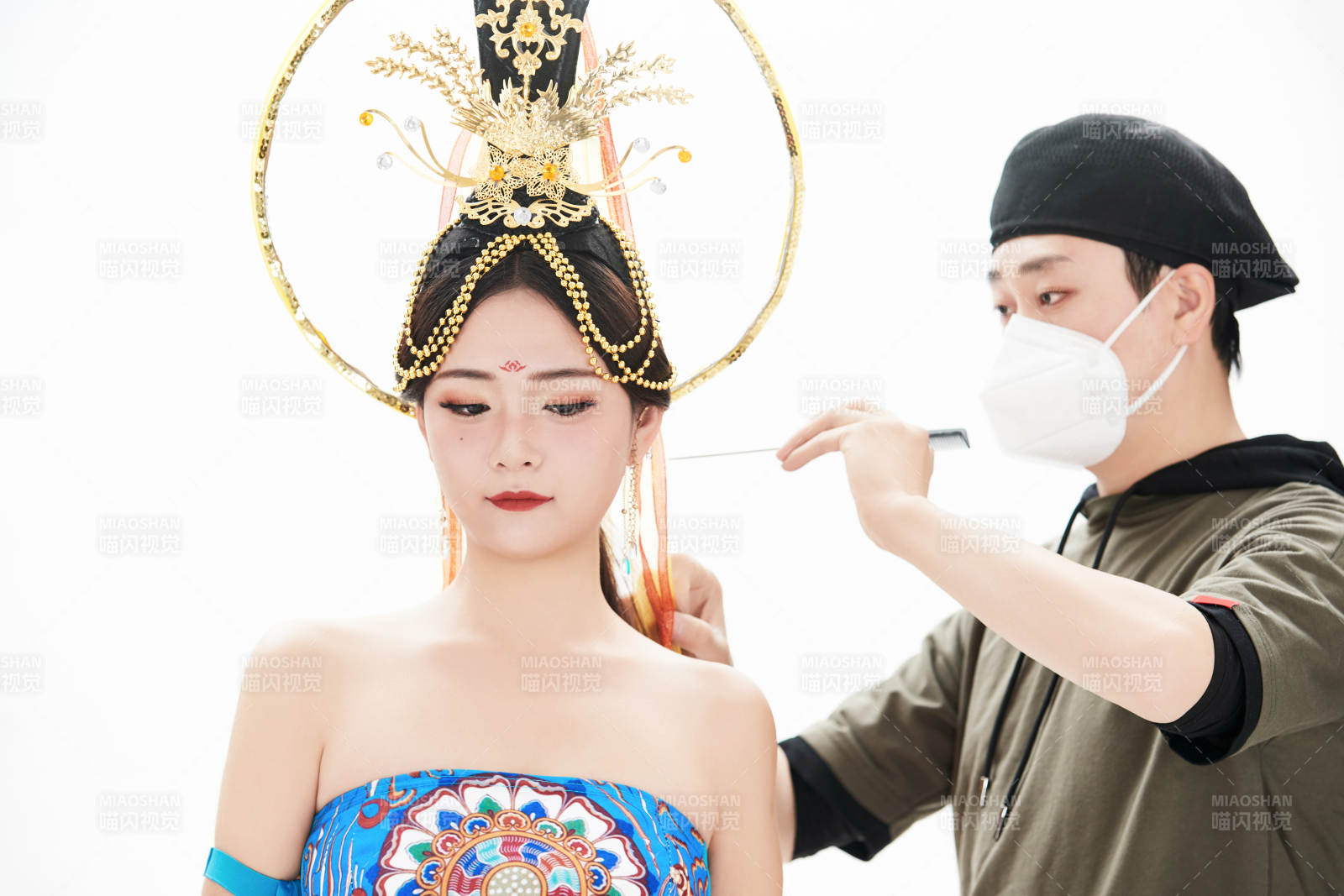 為古裝飛天仙女化妝造型的化妝師與模特