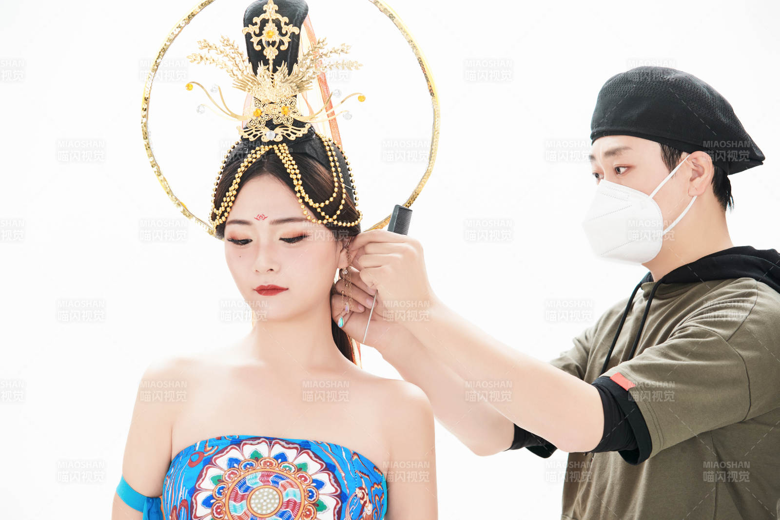 為古裝飛天仙女化妝造型的化妝師與模特