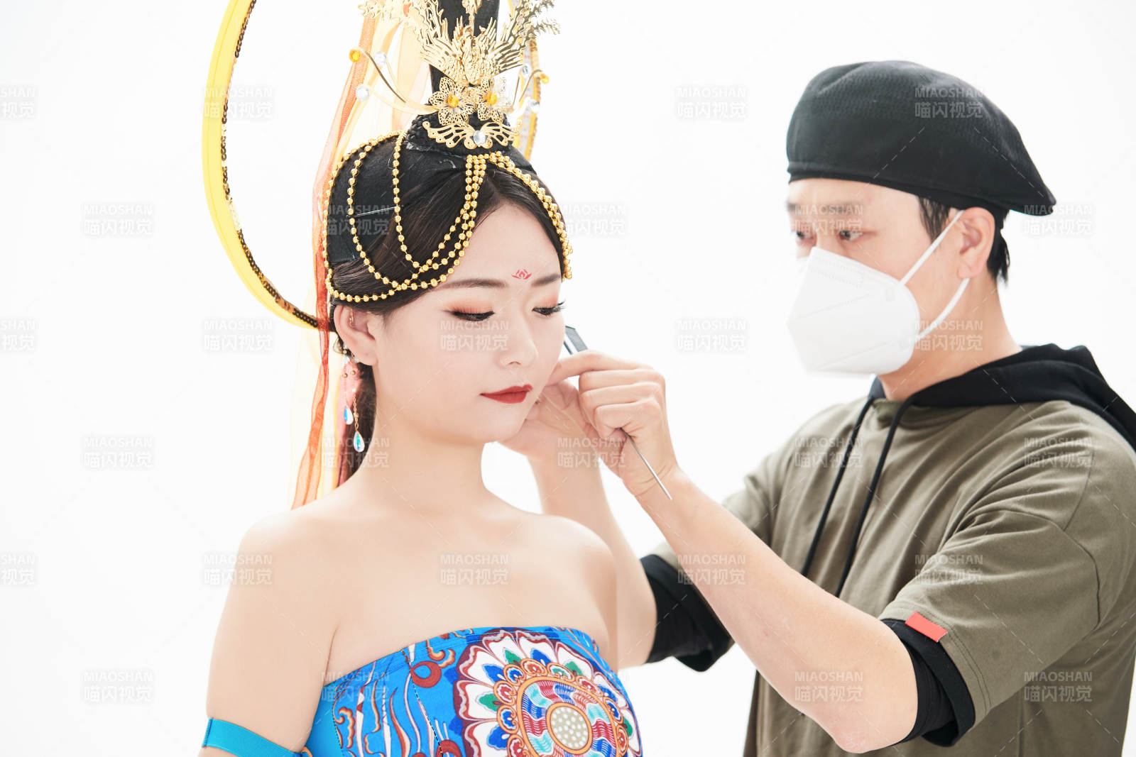 為古裝飛天仙女化妝造型的化妝師與模特