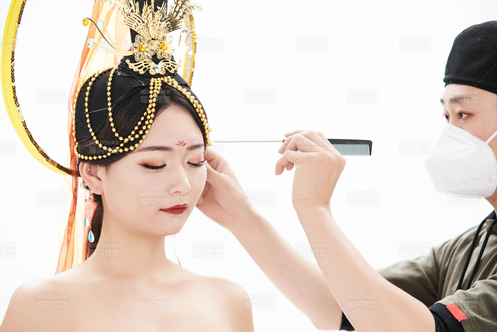 為古裝飛天仙女化妝造型的化妝師與模特