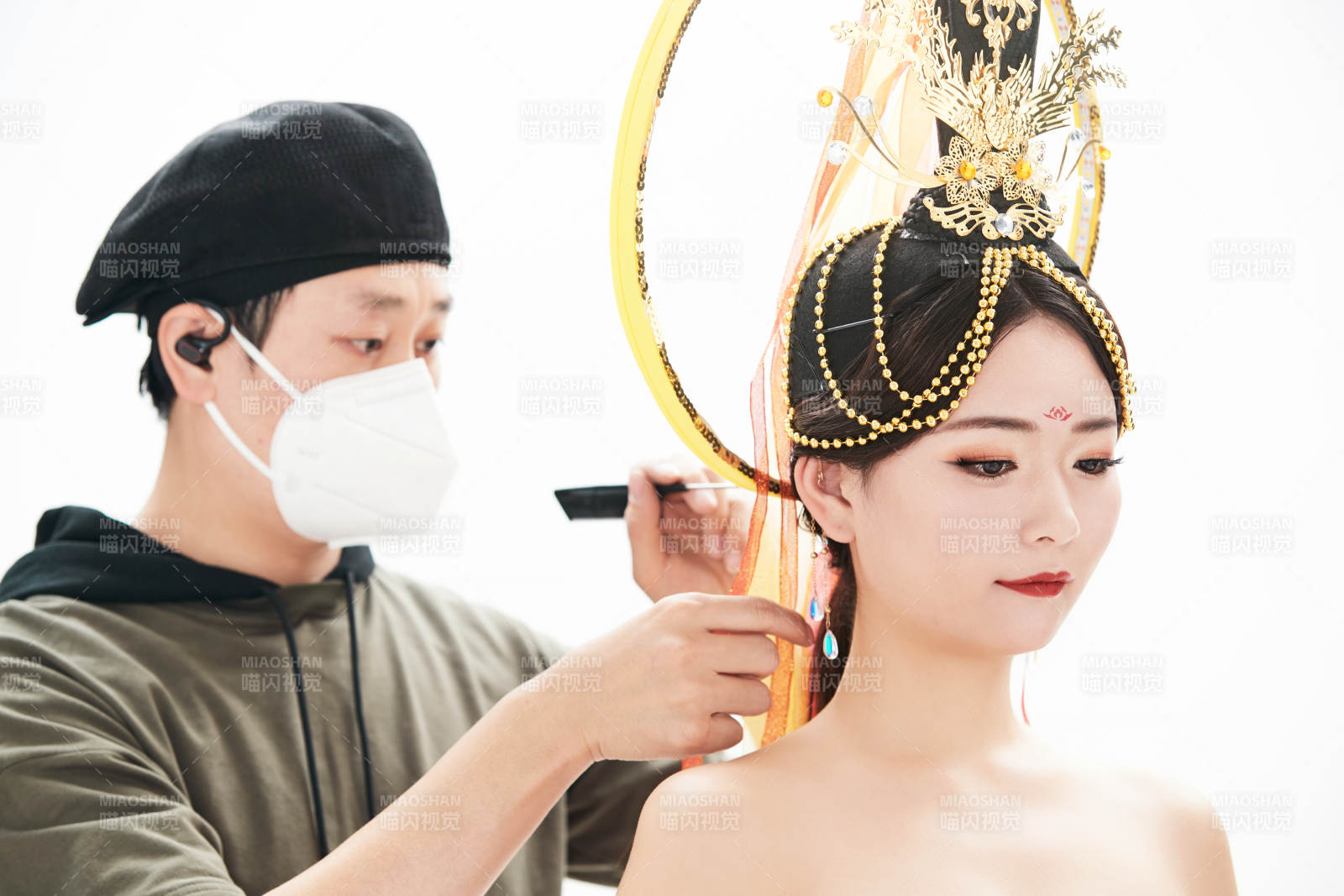 為古裝飛天仙女化妝造型的化妝師與模特