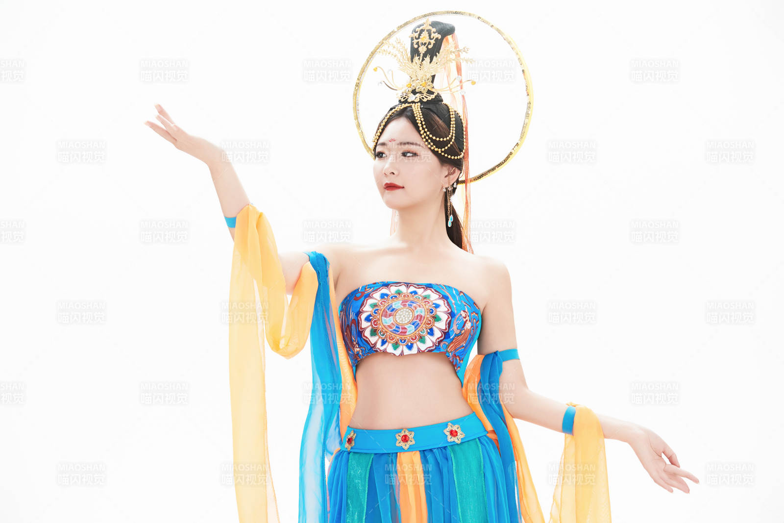 身著唐朝敦煌服飾跳飛天舞蹈的中國少女