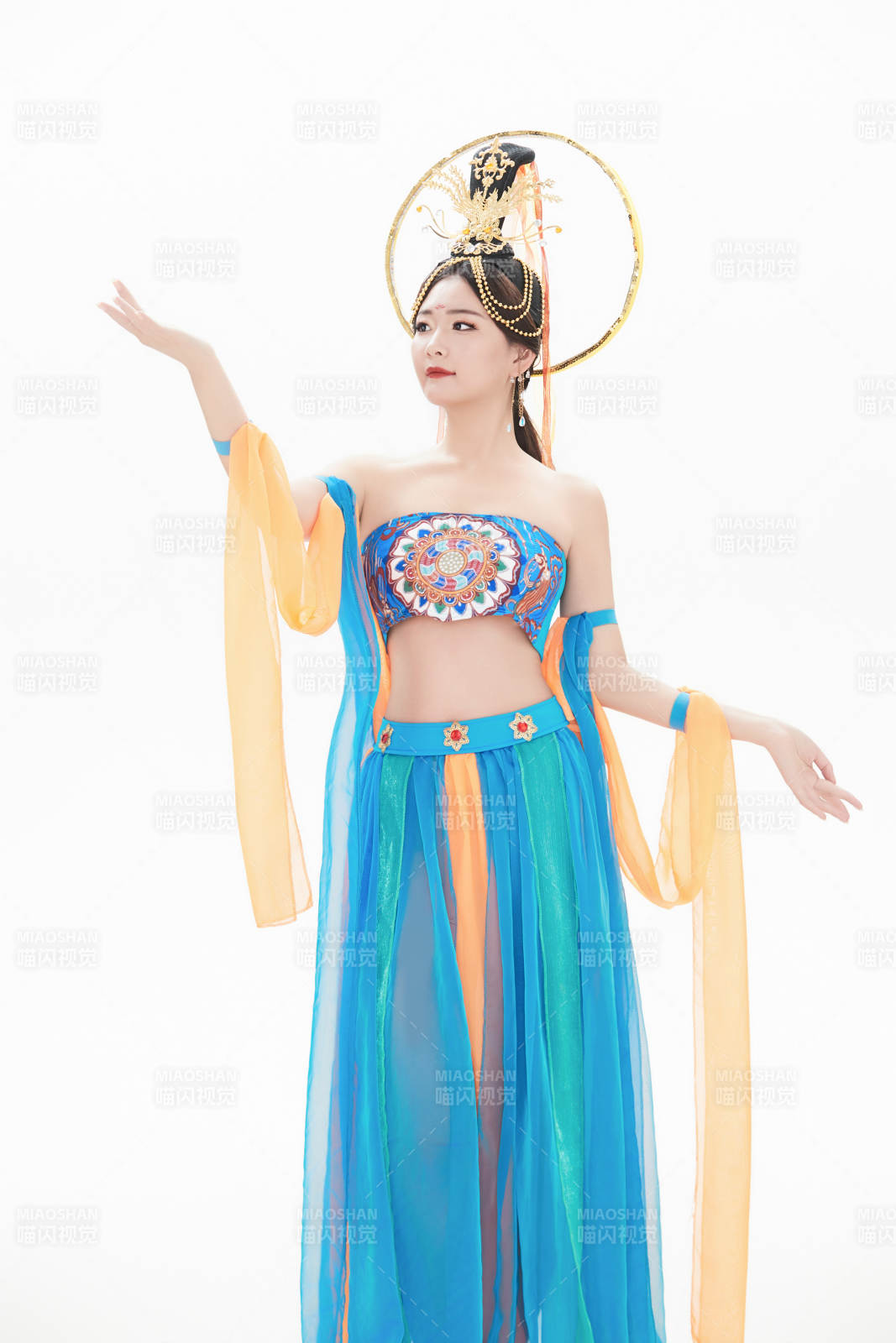 身著唐朝敦煌服飾跳飛天舞蹈的中國(guó)少女