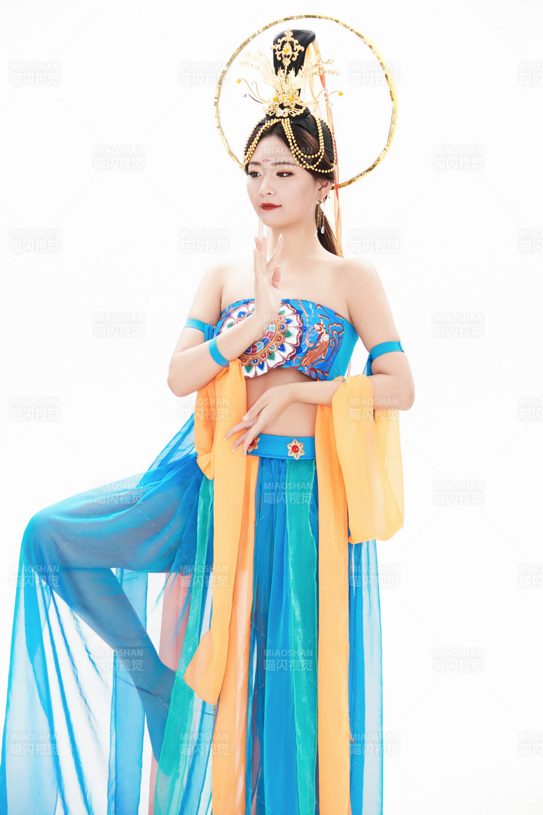 身著唐朝敦煌服飾跳飛天舞蹈的中國少女