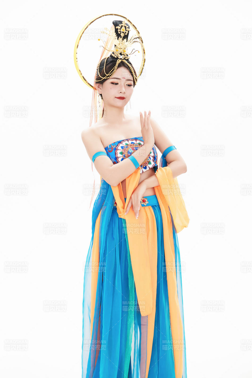 身著唐朝敦煌服飾跳飛天舞蹈的中國(guó)少女