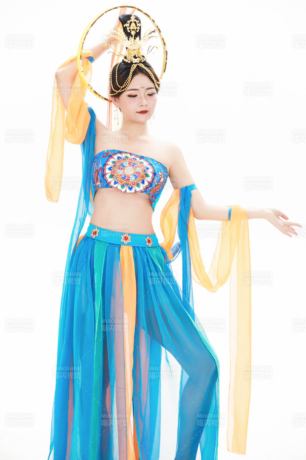 身著唐朝敦煌服飾跳飛天舞蹈的中國少女